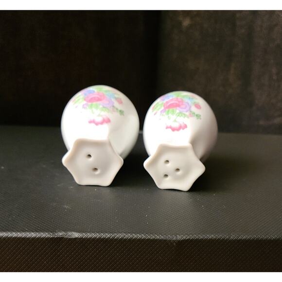 Vintage Porcelain Vase salt and pepper shakers - Picture 6 of 6